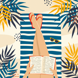 visuel femme jambes croisées lisant un livre sur une serviette de plage motif marin