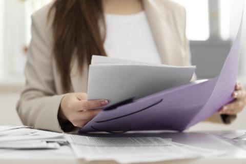 photo femme ouvrant pochette avec documents