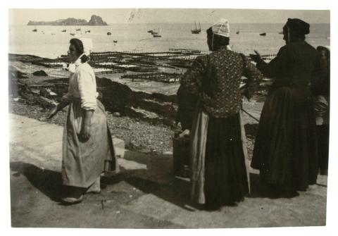 Femmes devant les parcs à huîtres à Cancale